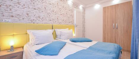 2 bedrooms, iron/ironing board, internet, bed sheets