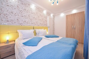 3 bedrooms, iron/ironing board, internet, bed sheets