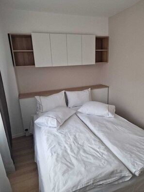 2 bedrooms, iron/ironing board, internet