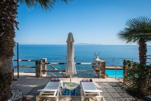 Property grounds - Exclusive Seaside Retreat : Apartment with Pool View (Palaiokastro)