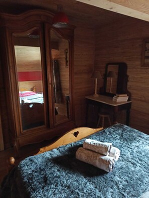 2 chambres, fer et planche à repasser, Wi-Fi, draps fournis