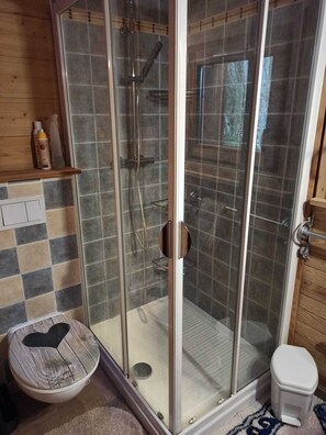 Douche, sèche-cheveux, serviettes fournies