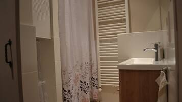 Douche, sèche-cheveux, serviettes fournies, savon
