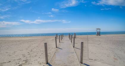 4-Bedroom Home with Game Room- Near Beaches, Bike Path & Aquapark