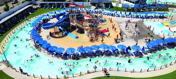 Pool - 4-Bedroom Home with Game Room- Near Beaches, Bike Path & Aquapark (Yarmouth)