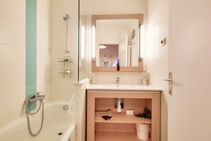 Standard Apartment | Bathroom | Towels, toilet paper - Valescure Accommodation (Saint-Raphael)