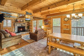 Interior - Romantic 1 bedroom with bonus kids sleeping loft - 2 baths (Sevierville)