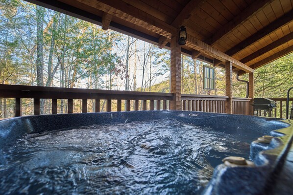 Outdoor spa tub - Romantic 1 bedroom with bonus kids sleeping loft - 2 baths (Sevierville)
