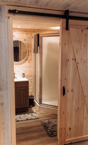 Shower, hair dryer, towels, soap - Brand New Quiet Country Cabin (Rock View County)