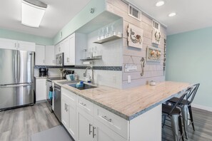 Fridge, microwave, oven, stovetop - Sandy Paws-Cute 1 bedroom, 1 block from the beach!  Sleeps 4.  Pup friendly! (Navarre)