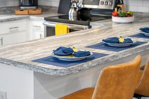 Fridge, microwave, oven, stovetop - Outdoor Games, Firepit, King bed, BBQ Grill, Close to Downtown and attractions (Tampa)