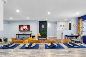 Interior - Outdoor Games, Firepit, King bed, BBQ Grill, Close to Downtown and attractions (Tampa)