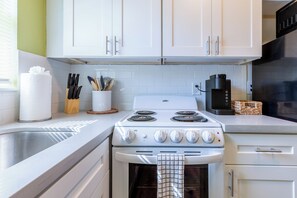 Kühlschrank, Mikrowelle, Herdplatte, Geschirrspüler