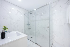 Douche, séchoir à cheveux, serviettes fournies