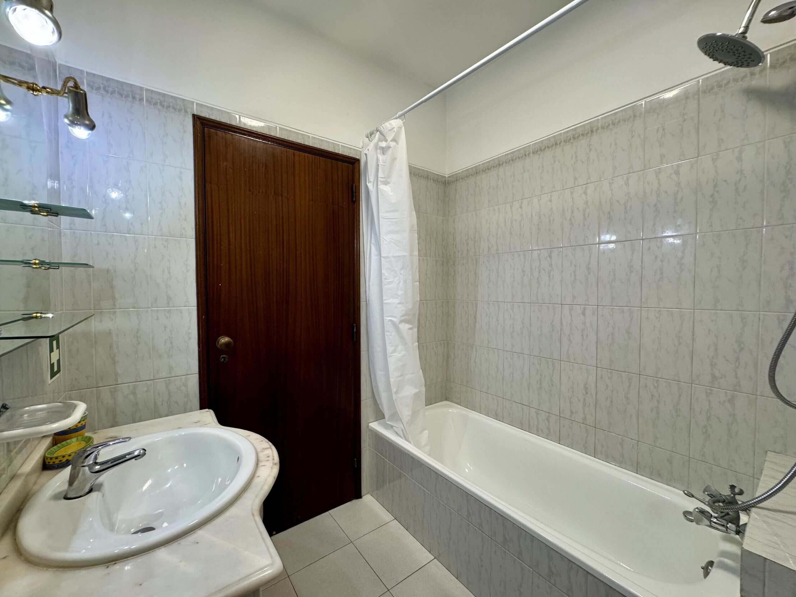 Un baño con bañera, lavamanos y ducha.