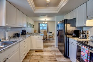 Fridge, microwave, oven, stovetop - Drift Away to the heart of Cape Coral, sandy beaches, fishing adventures, ... (Cape Coral)