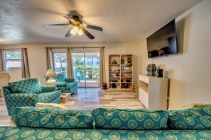 Smart TV - Drift Away to the heart of Cape Coral, sandy beaches, fishing adventures, ... (Cape Coral)