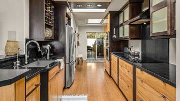 Private kitchen | Fridge, oven, coffee/tea maker, toaster
