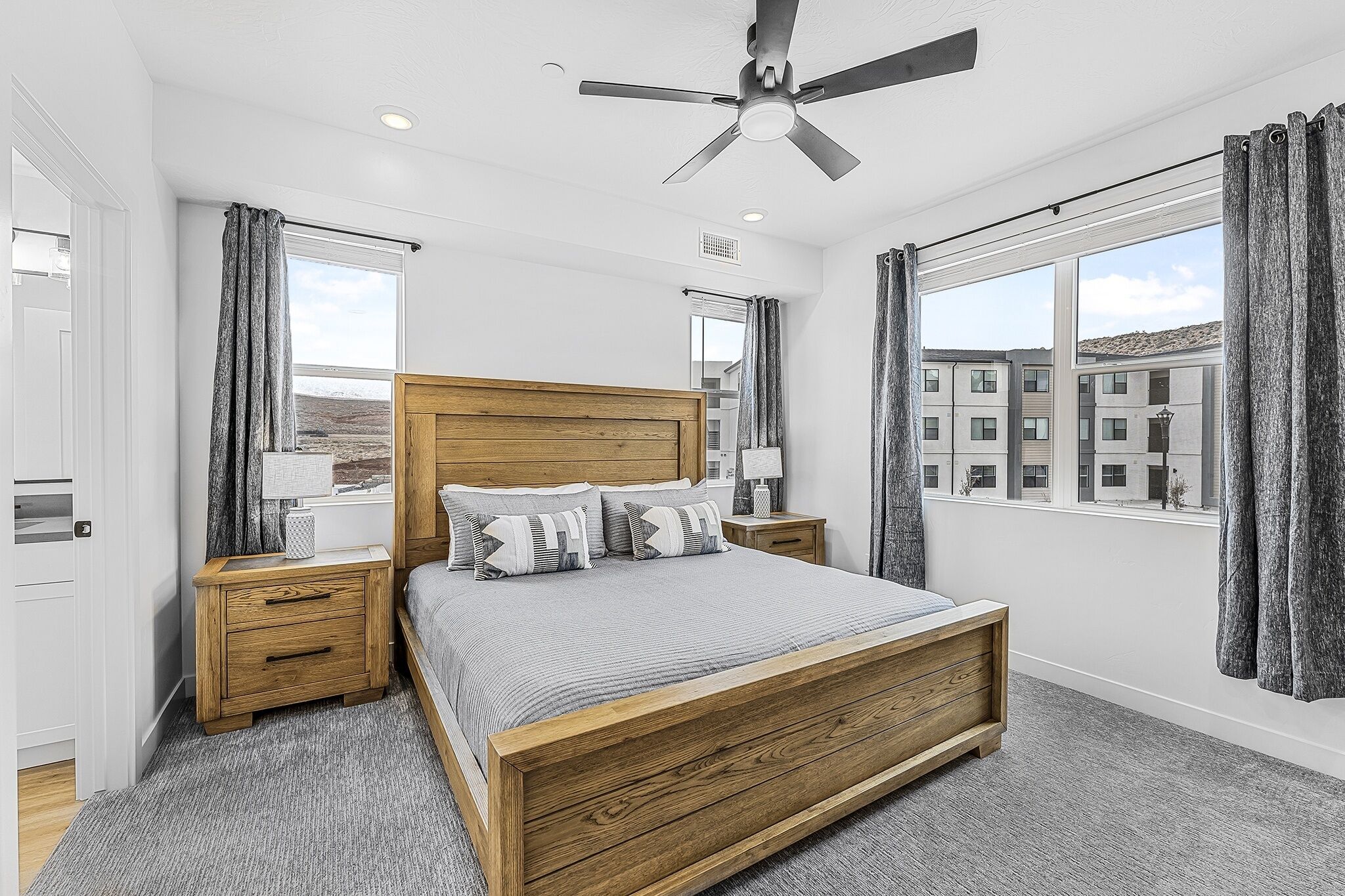 2 عدّة غرف نوم ومكتب ومساحة عمل للكمبيوتر المحمول ومكواة/لوح كي