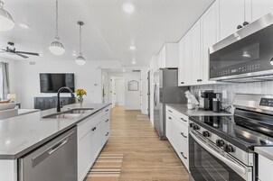 Private kitchen | Fridge, oven, coffee/tea maker, toaster