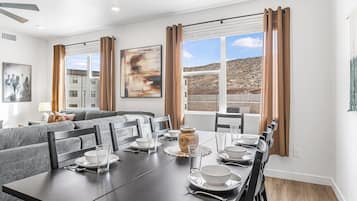 Condo, 2 Bedrooms | Dining