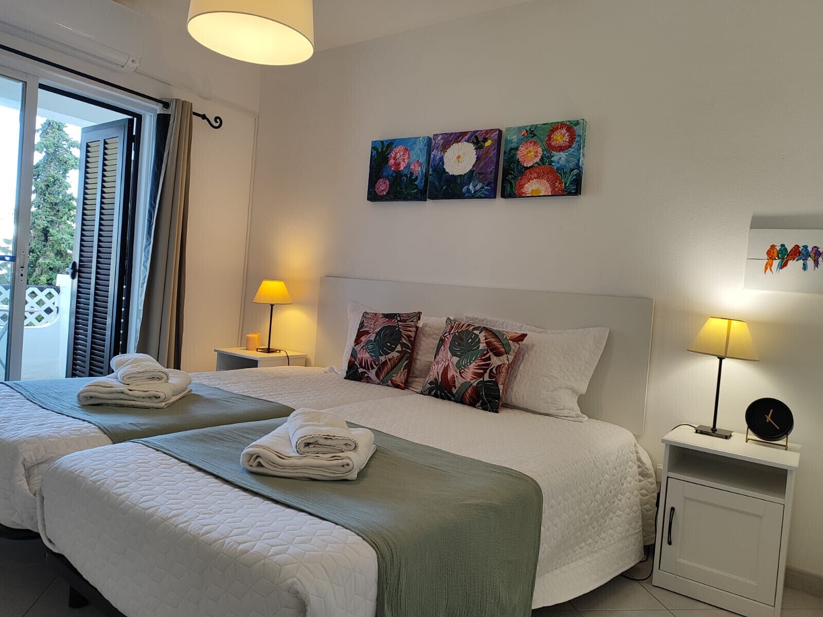 1 bedroom, bed sheets