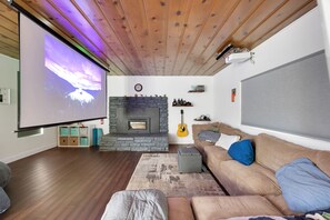 Casa, 3 habitaciones | Área de sala de estar | Smart TV