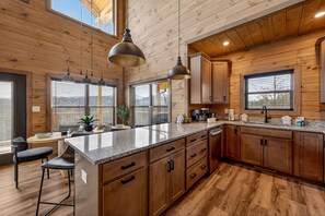 Cabaña, 4 habitaciones | Cocina privada | Refrigerador, horno, cafetera y tetera y tostadora 