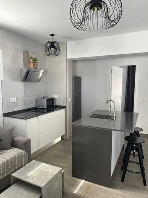 Fridge, microwave, coffee/tea maker, cookware/dishes/utensils - Terapia Salada II  . (Zahora)