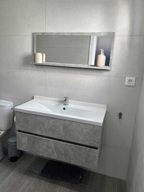 Bathroom - Terapia Salada II  . (Zahora)