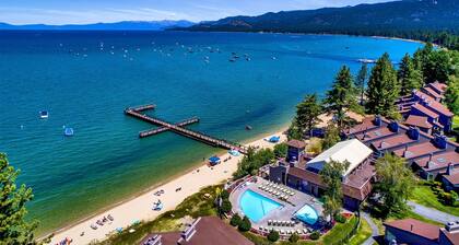 Modern 1BR LLV#113 Hot Tub, Fireplace, AC, Lake, Ski, Hike, Gym, Pool