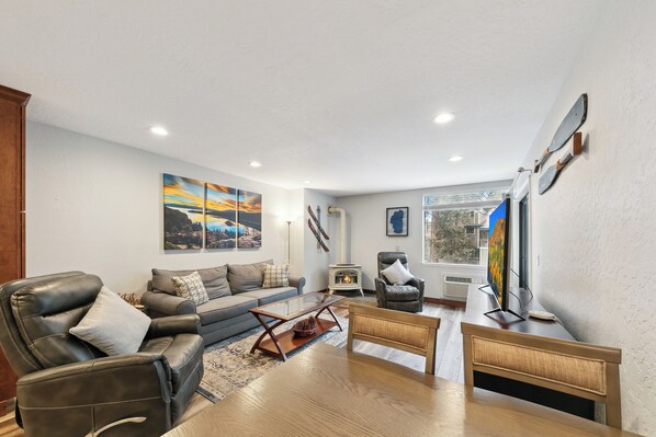 TV, fireplace