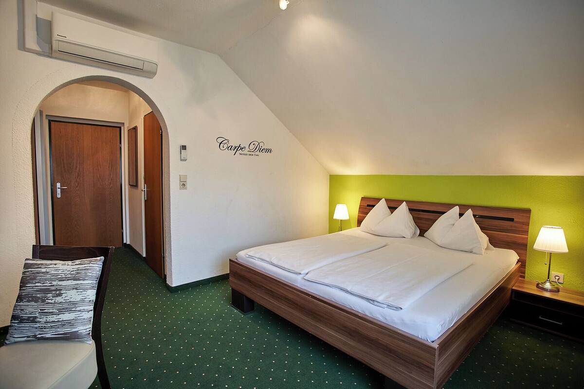 Ein Hotelzimmer mit einem Bett, einem Schreibtisch und einem Stuhl.