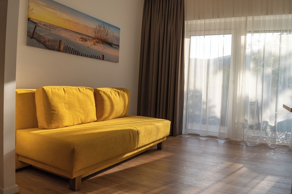 Apartment, Seeblick | Wohnbereich | Fernseher, Kinderspielzeug