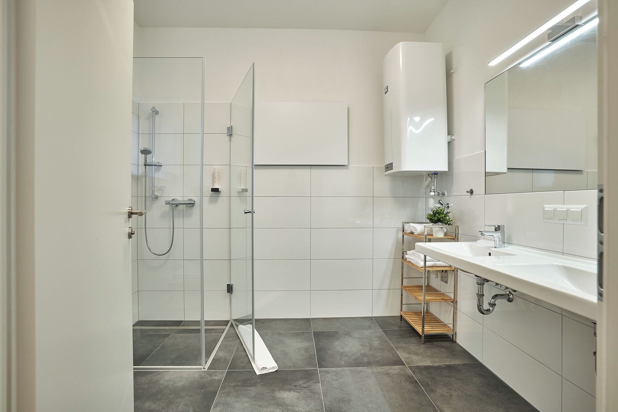 Apartment, Seeblick | Badezimmer | Dusche, Haartrockner, Handtücher, Seife