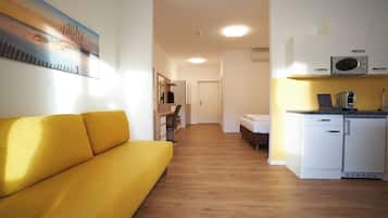 Apartamento, vistas al lago | Zona de estar | Una televisión, juguetes