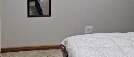 1 slaapkamer, een strijkplank/strijkijzer, wifi, beddengoed