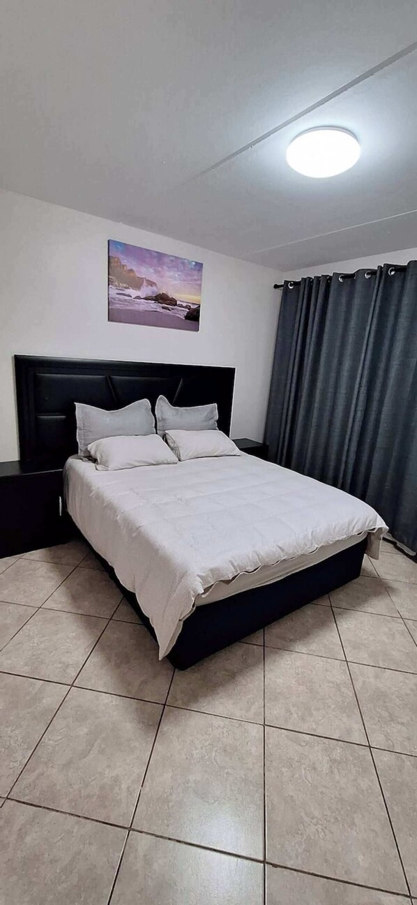 1 bedroom, iron/ironing board, WiFi, bed sheets - Your Home Away from Home apartment in Newcastle (Newcastle)