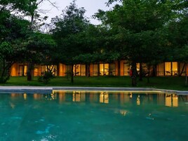 Una piscina al aire libre