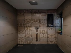 Kalindi Suite Cottage | Salle de bain | Douche, articles de toilette gratuits, sèche-cheveux, chaussons