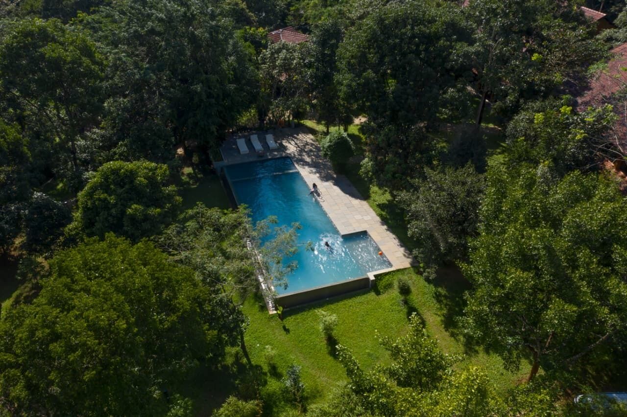 Una piscina al aire libre