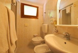 Basic Double or Twin Room | Bathroom | Shower, hair dryer, bidet, towels
