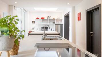 Réfrigérateur, micro-ondes, four, plaque de cuisson