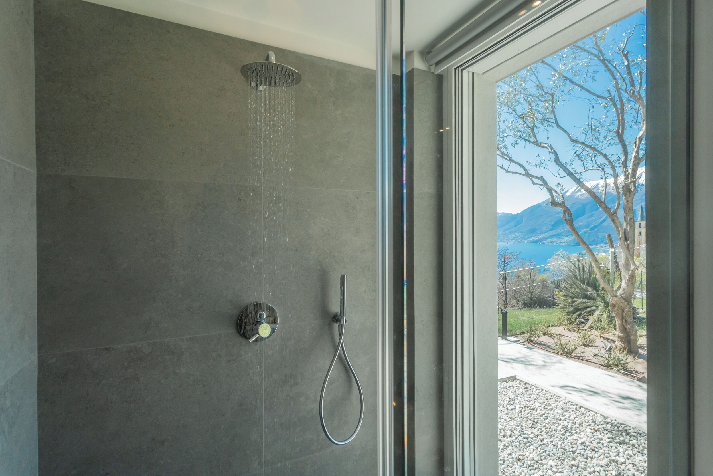 Une douche avec vue sur les montagnes, grâce à une porte en verre.