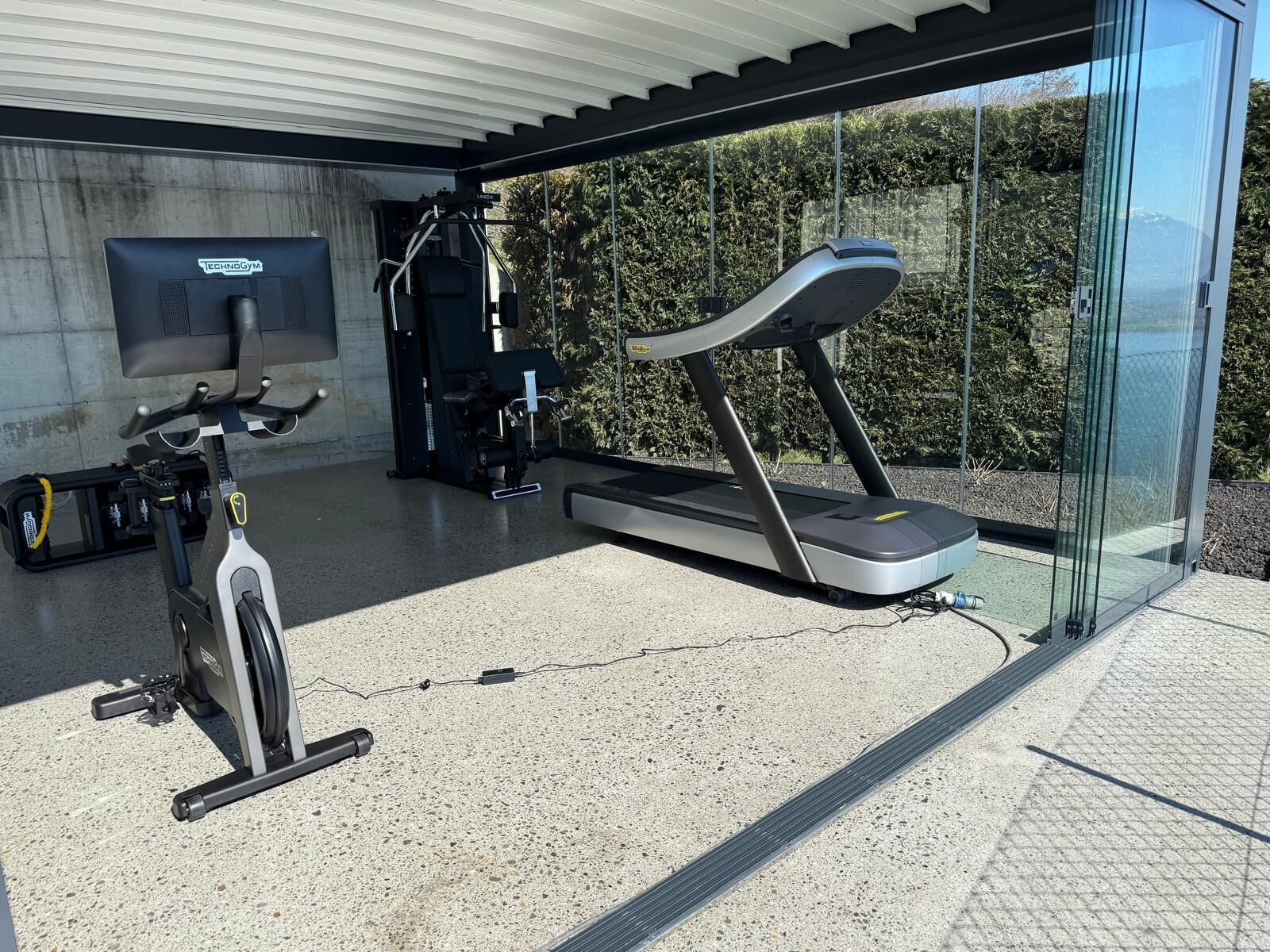 Ein modernes Fitnessstudio mit Laufband, Ergometer und Trainingsgeräten.