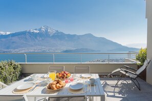Apartment (Valarin Napoli) | Bathroom | Shower, free toiletries, hair dryer, bidet