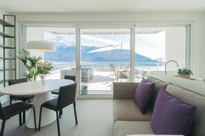 Appartamento (Valarin Varenna) | 起居区 | 32-英寸电视（配备有线频道）