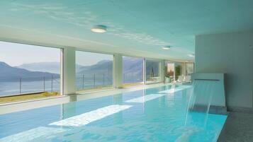 Piscine couverte, accÚs possible de 14 h 00 à 19 h 00, chaises longues