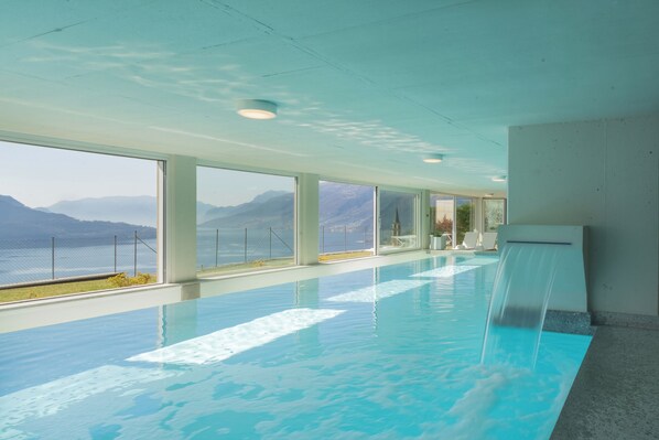 Alberca techada, acceso de 14:00 a 19:00, y camastros