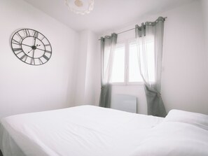 1 bedroom, travel cot, WiFi, bed sheets - Le Perlina (Annecy)